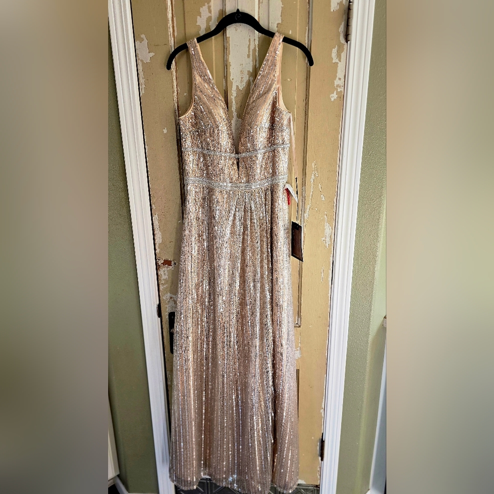 Mac Duggal - Metallic Sequined Plunge Neck Gown - Nude - Silver Size 8